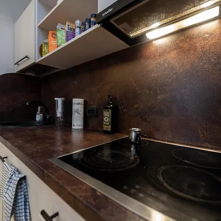 Point Apartment *