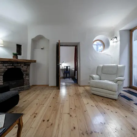 Point Apartment *